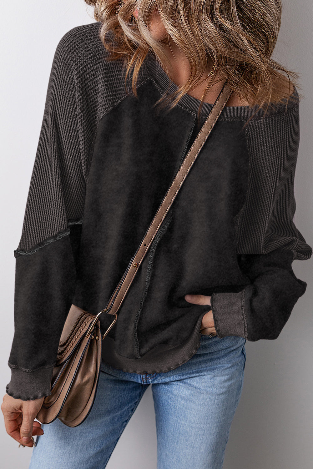 Sudadera negra lisa de punto gofre con mangas raglán