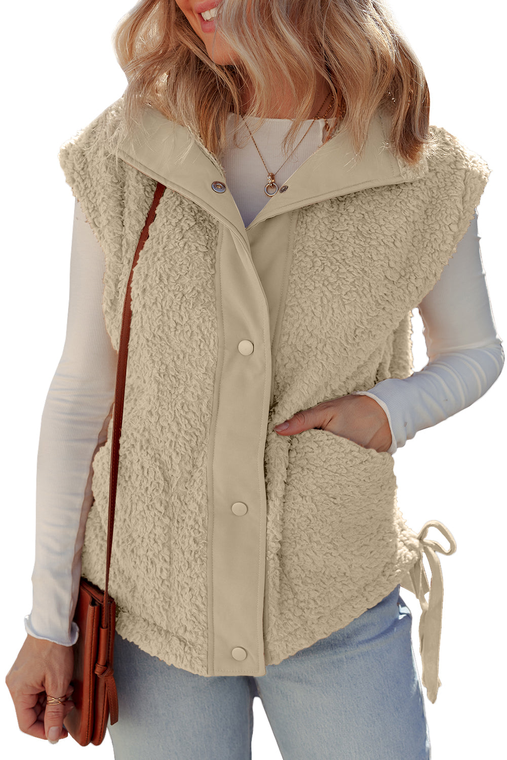 Gilet beige en fausse fourrure avec boutons-pression sur le devant et nœud sur le côté
