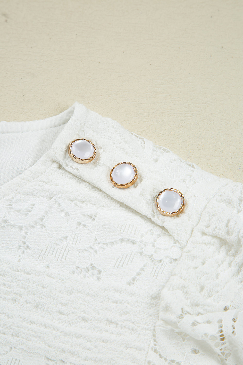 Robe courte blanche en dentelle florale, col rond, manches bouffantes