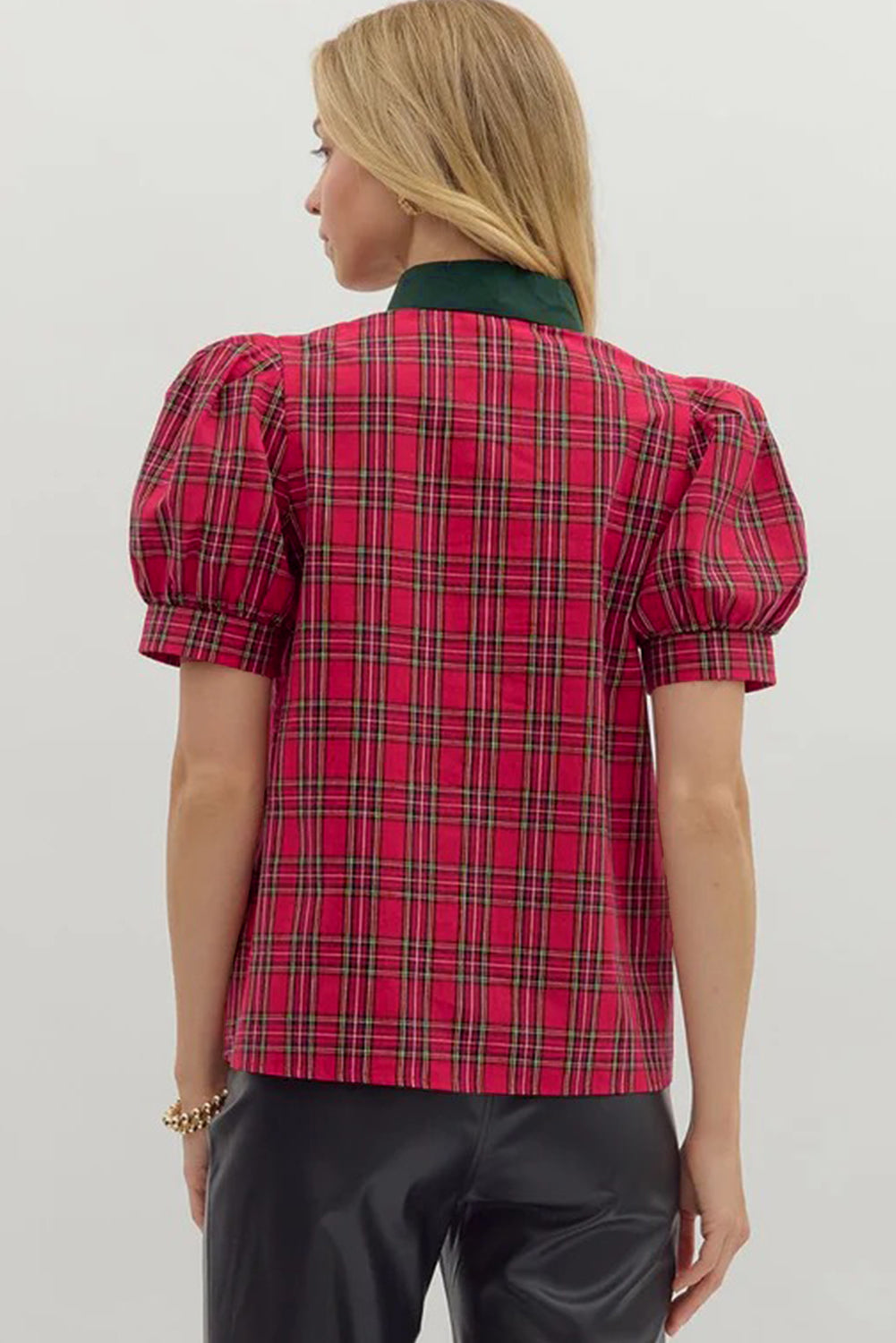 Blusa de manga corta con cuello en V, ribete en contraste y estampado de cuadros rojos