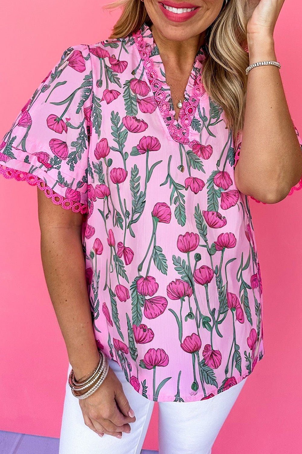 Chemisier rose à imprimé floral et détails en dentelle à volants et col en V