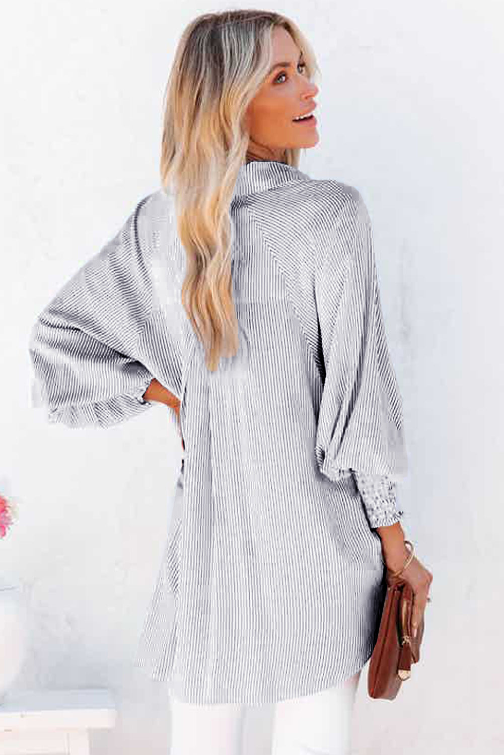 Chemise décontractée à rayures bleu clair et poignets froncés