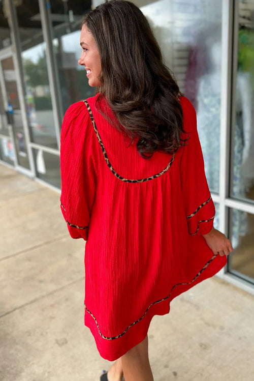 Robe courte rouge flamboyante à col en V texturé, imprimé léopard et bordure contrastée, manches longues