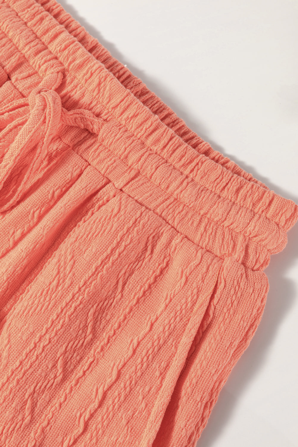 Conjunto de camiseta de manga corta con bolsillos de parche y pantalones cortos con cordón en color castaño claro