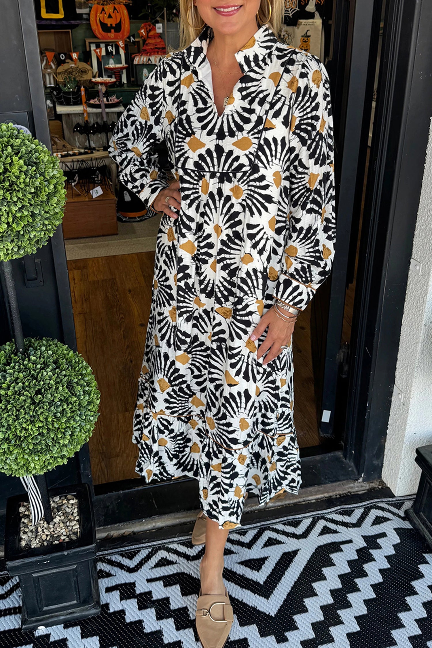 Robe longue noire à imprimé floral abstrait, fendue en V et à manches