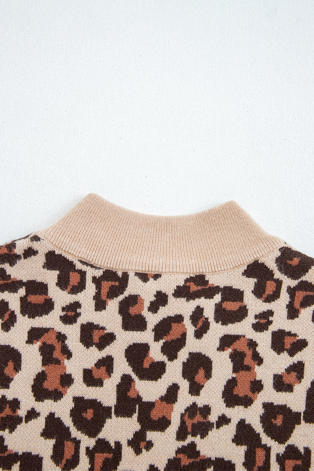 Vestido mini tipo suéter camisero de cuello alto con estampado de leopardo color caqui