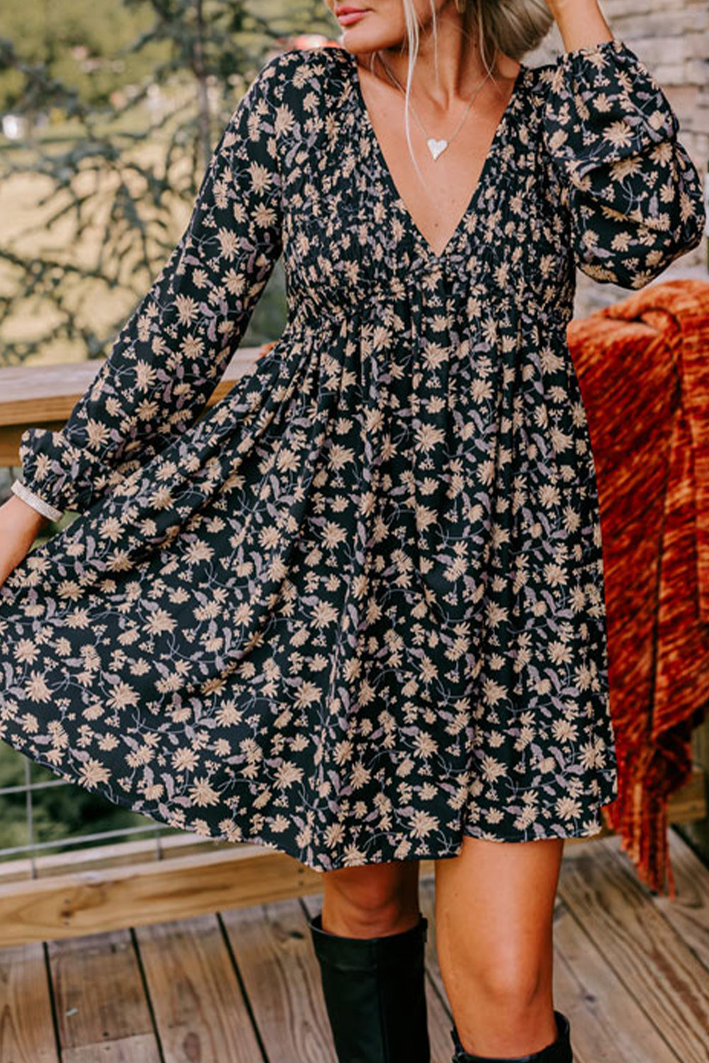 Robe babydoll noire à fleurs et col en V, manches bouffantes
