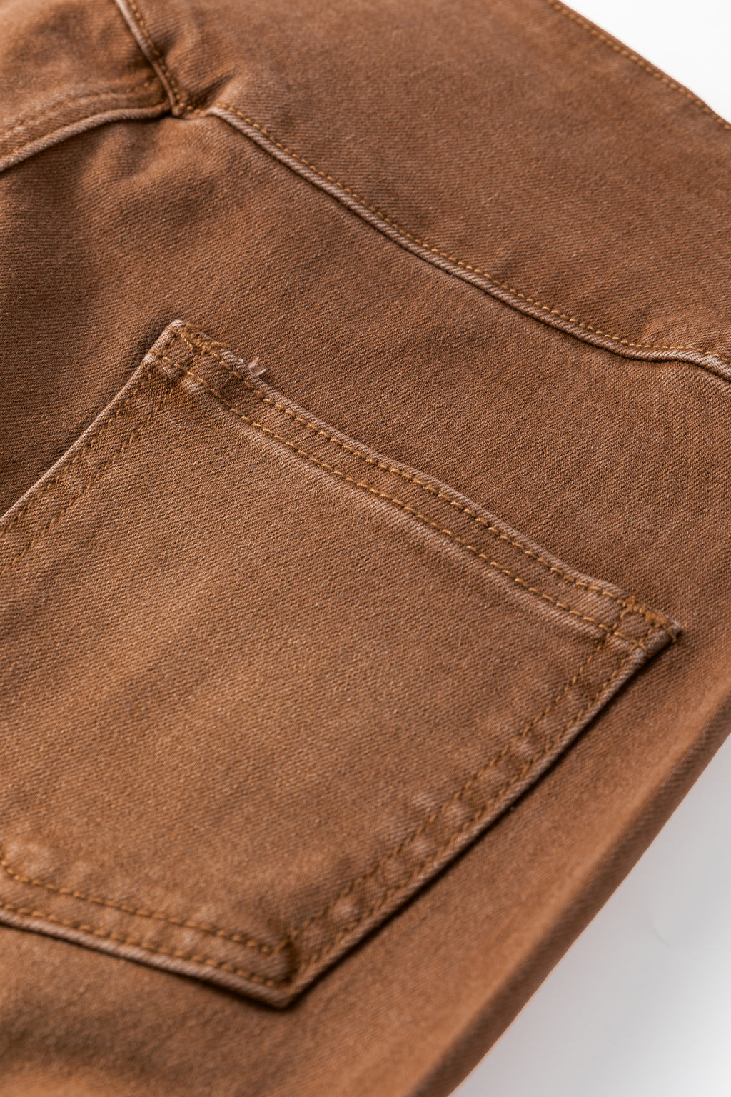 Jean évasé taille haute couleur café, braguette boutonnée, ourlet brut.
