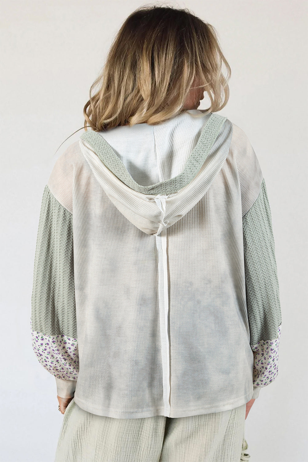 Top con capucha y mangas farol con patchwork en bloques de color y diseño floral verde