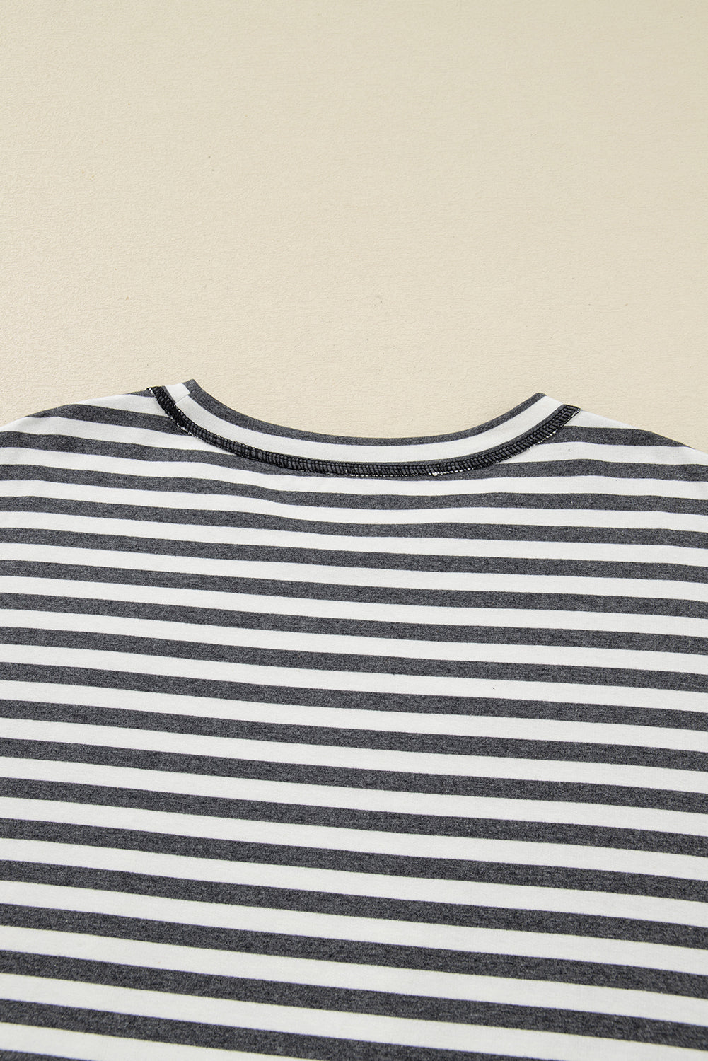 Top de manga larga con estrellas en contraste y rayas grises, talla grande