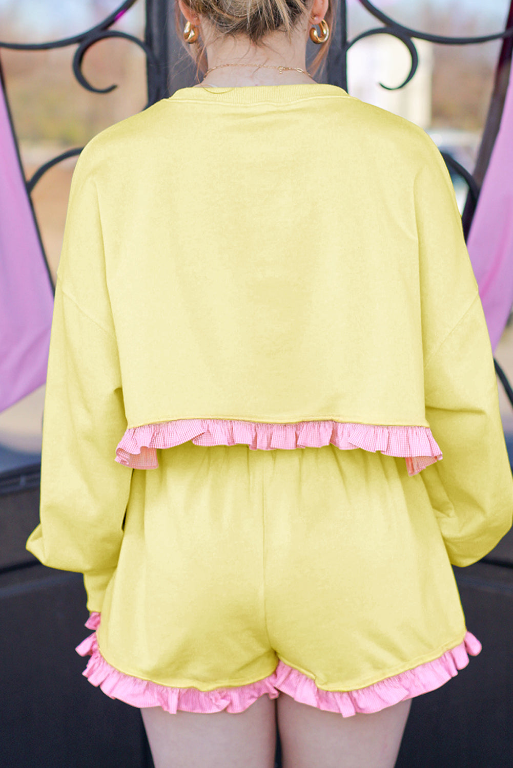 Conjunto de jersey y pantalones cortos con dobladillo de rayas y volantes amarillos de talla grande