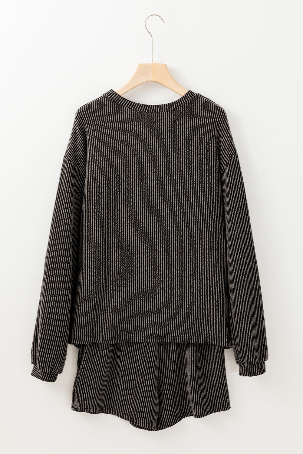 Conjunto de top de manga larga con cordón y pantalones cortos de cintura alta en color castaño