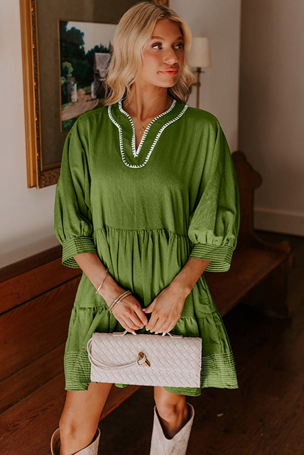 Vestido mini verde jungla con escote en V, mangas 3/4 y costuras en contraste