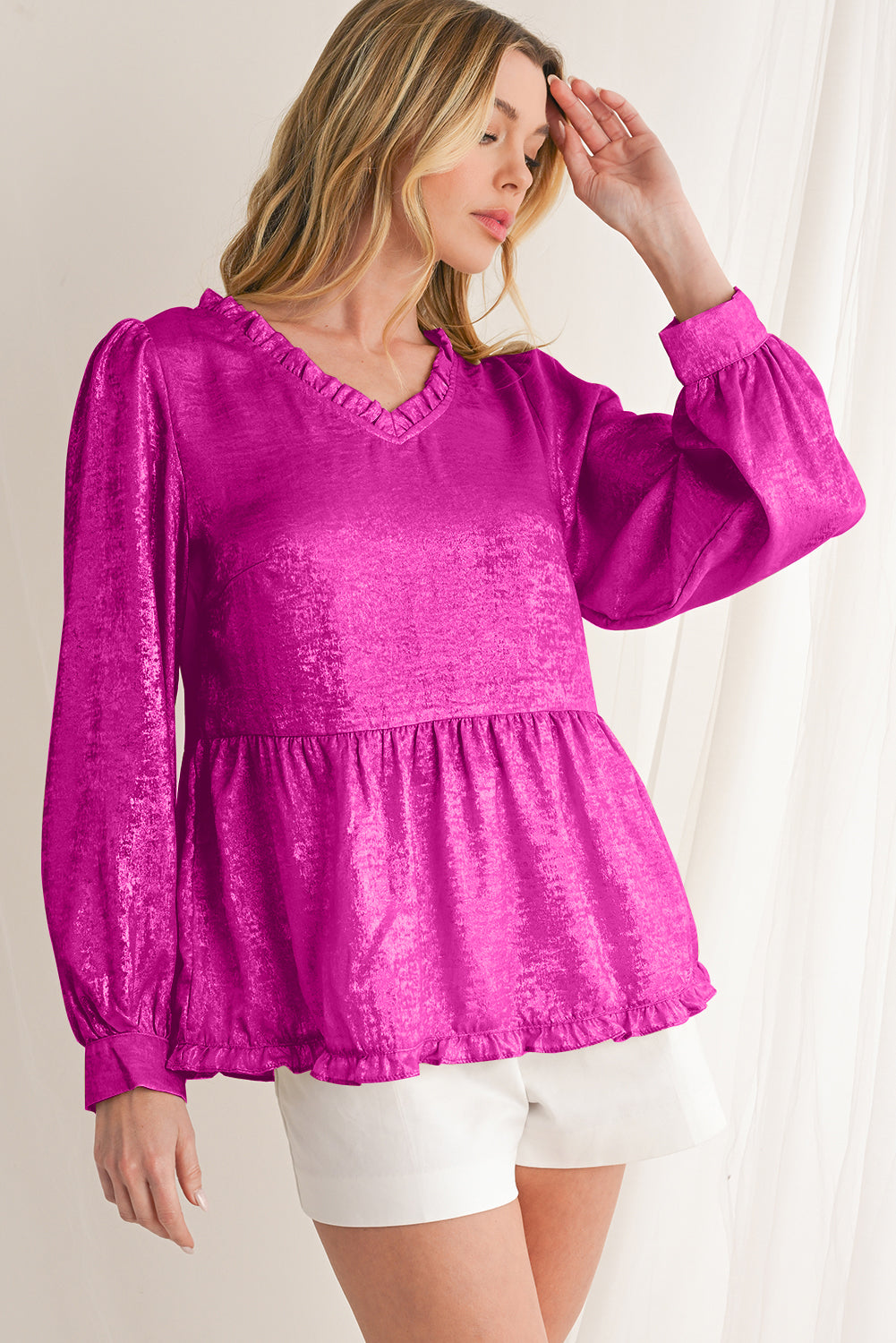 Blusa babydoll con escote en V, mangas abullonadas y volantes de terciopelo metalizado de color rojo rosa