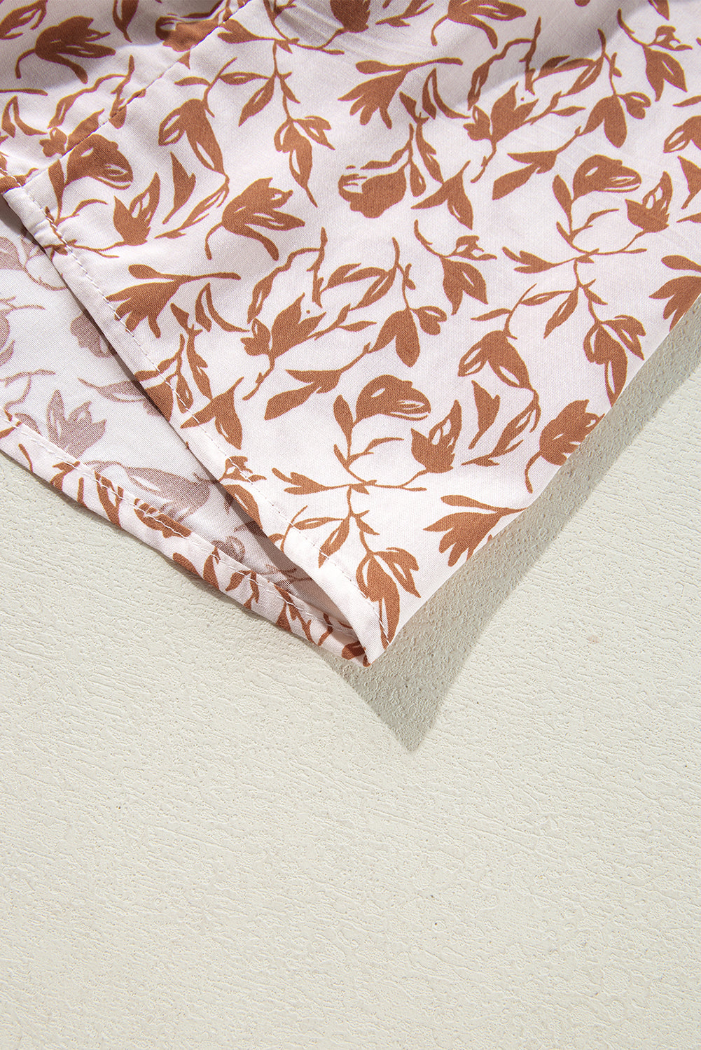 Camisa de otoño con mangas abullonadas, detalle de encaje y estampado floral amarillo