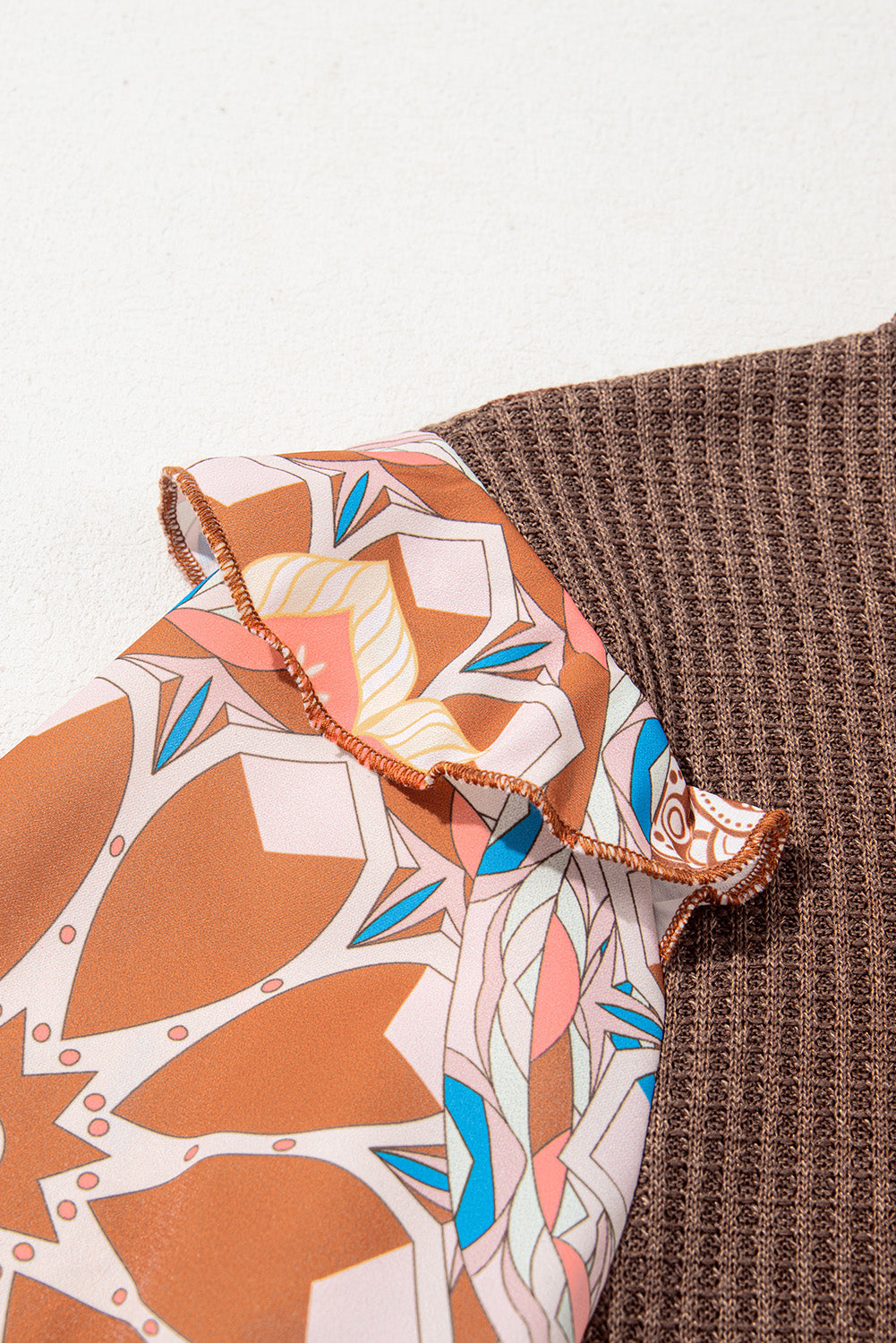 Blusa con diseño de gofres y parches con mangas florales y volantes color café