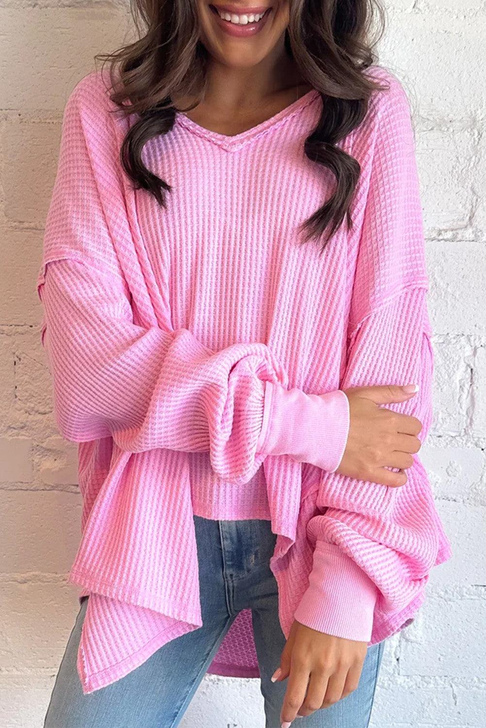 Top oversize con cuello en V y textura de gofre rosa
