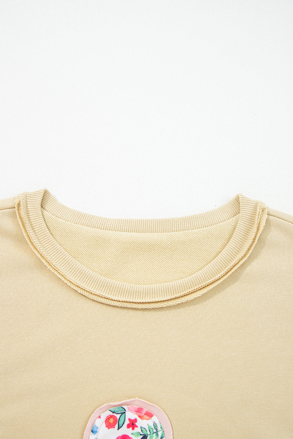 Sweat-shirt à manches tombantes orné d'appliqués de fleurs de glycine et de patchwork