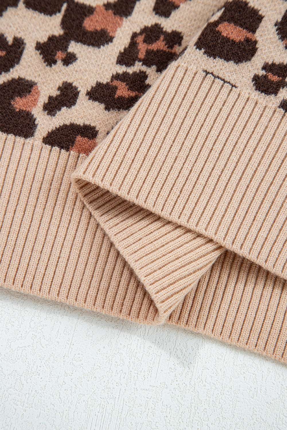 Vestido mini tipo suéter camisero de cuello alto con estampado de leopardo color caqui