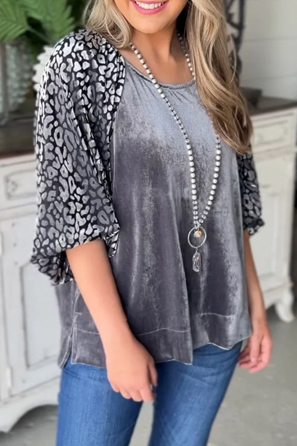 Blusa de terciopelo con mangas farol y estampado de leopardo gris