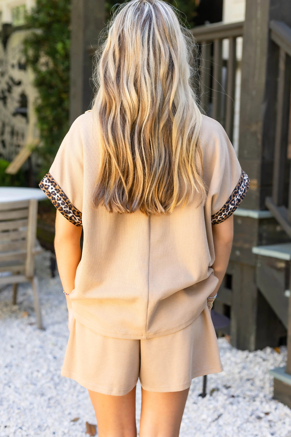 Conjunto casual de manga corta con cremallera y ribete de leopardo en color pergamino