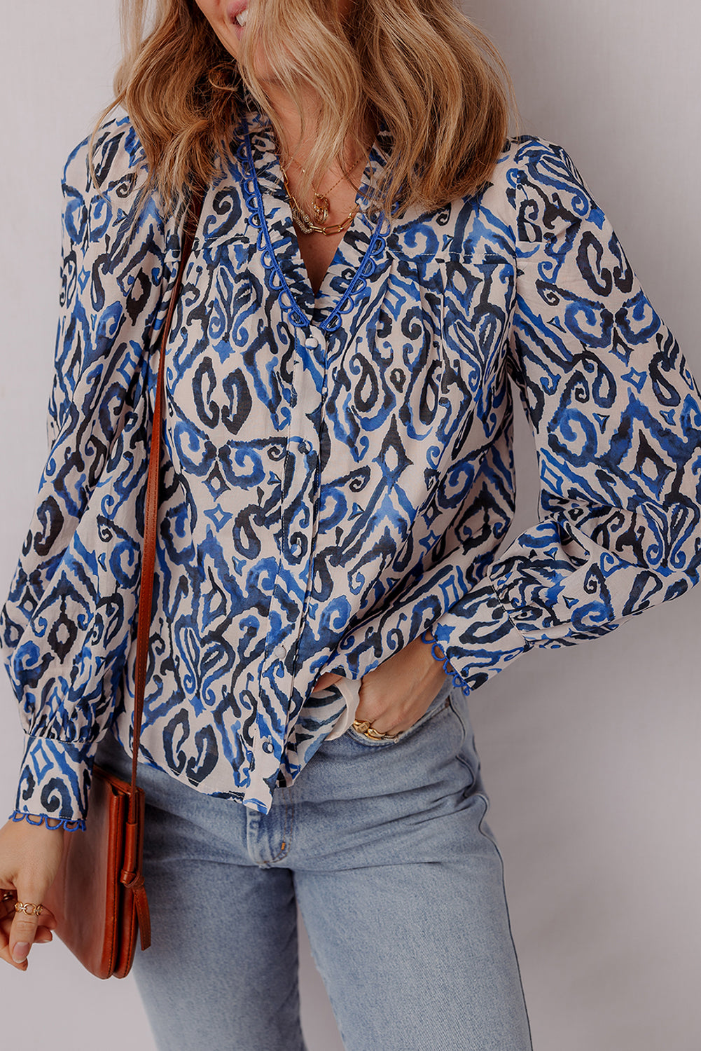 Blusa de manga larga con cuello en V y volantes con estampado abstracto bohemio azul