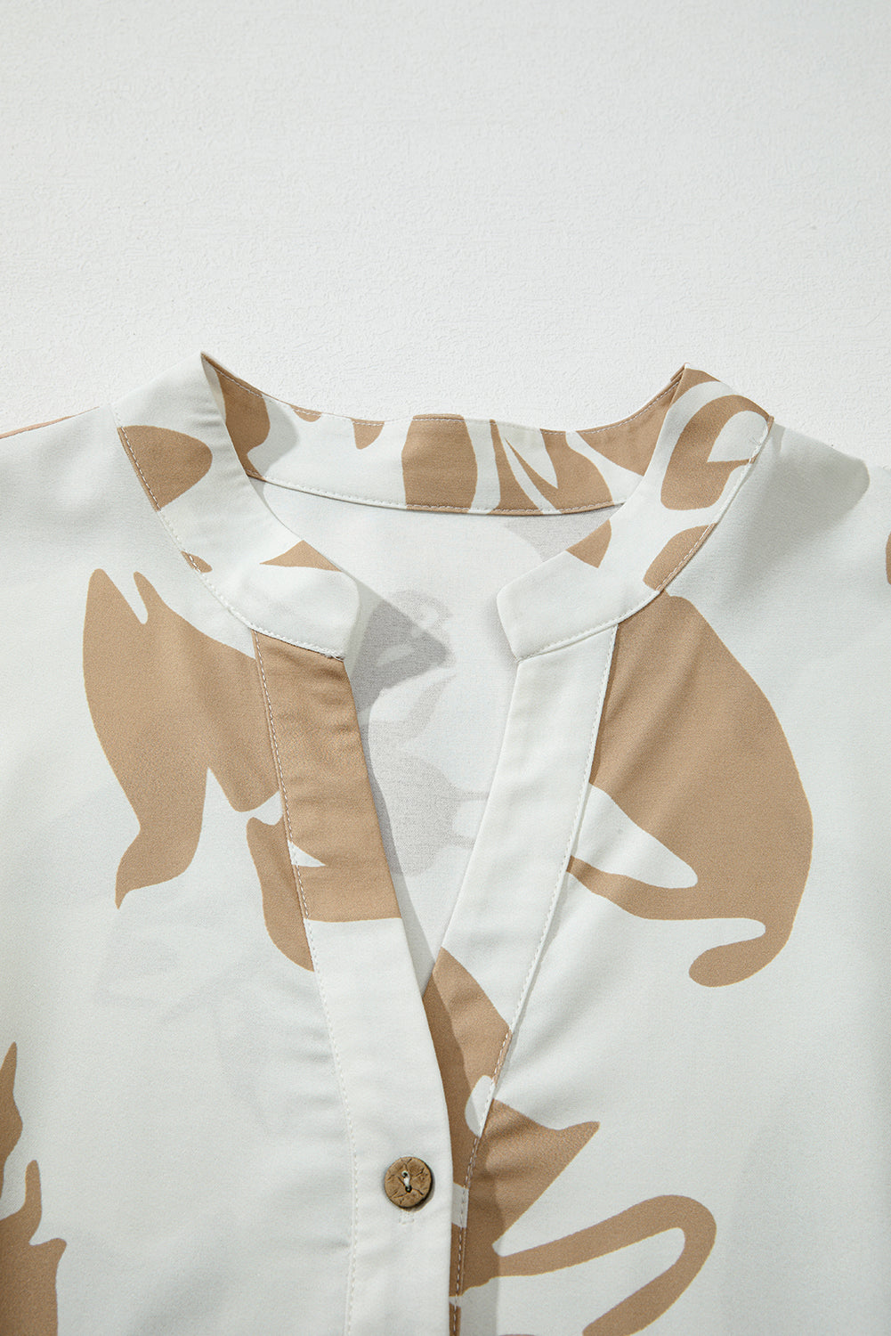 Vestido largo de corte A con mangas con volantes y estampado abstracto en color caqui, talla grande