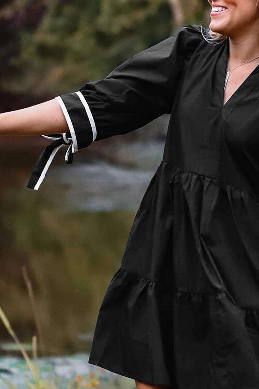 Vestido mini con cuello en V, puños con nudo y ribete en contraste negro, talla grande