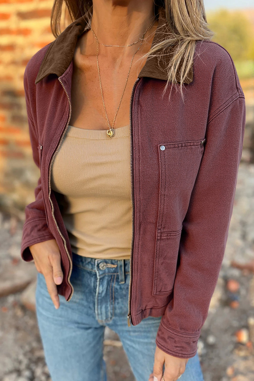Veste en jean à col en velours côtelé couleur café et fermeture éclair sur le devant