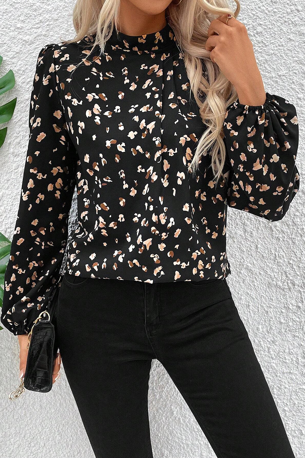 Blusa plisada con cuello alto y mangas abullonadas con estampado de leopardo negro