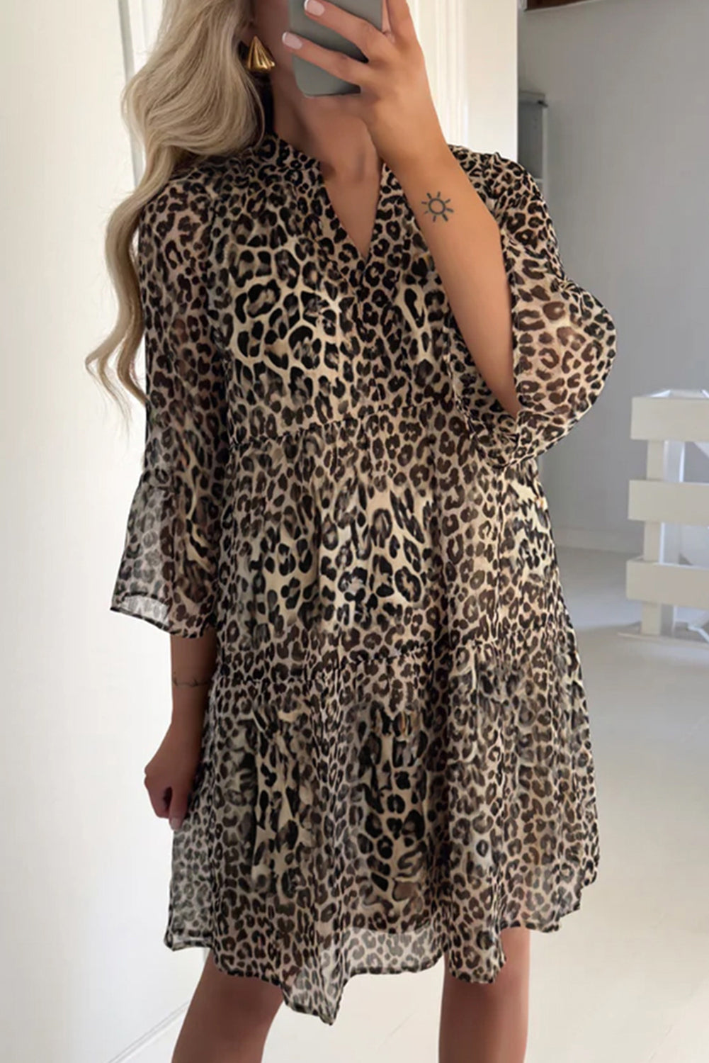 Vestido caqui con cuello en V y mangas 3/4 de leopardo