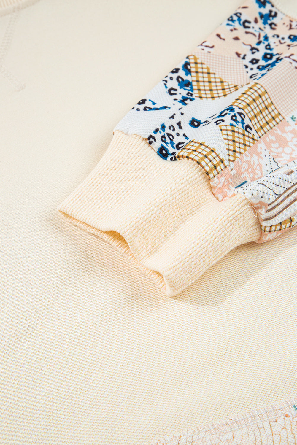 Sudadera con capucha de patchwork con estampado geométrico beige