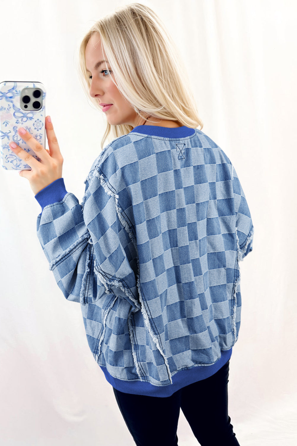 Pull oversize en denim bleu ciel à détails bruts et à motif damier
