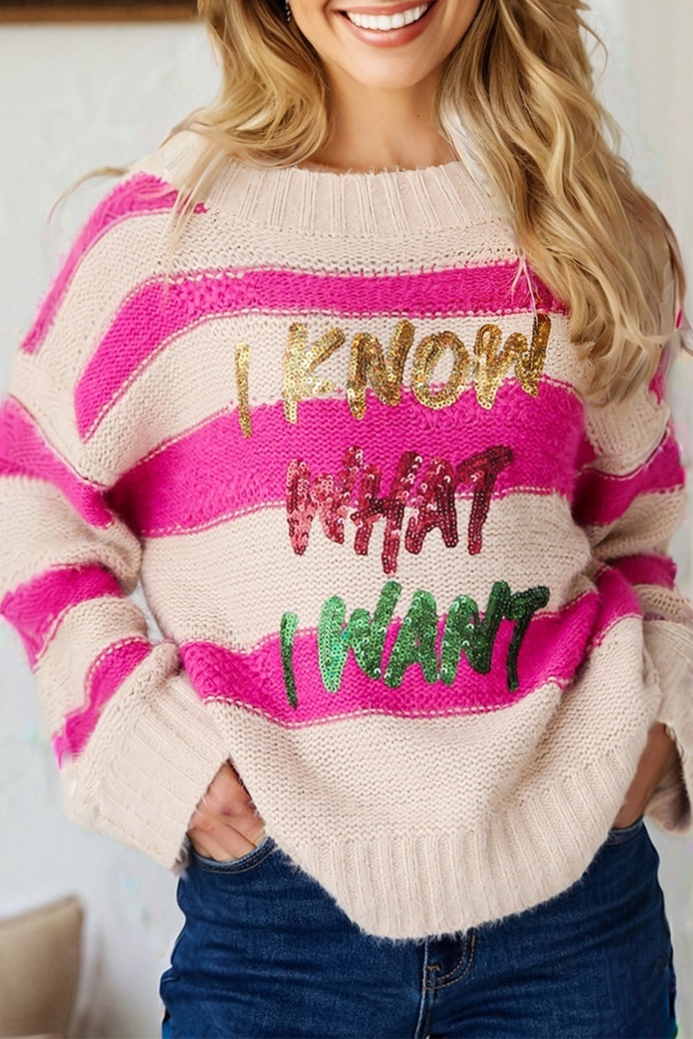 Pull ample à sequins et blocs de couleur avec inscription « Rose Red I KNOW WHAT I WAT »