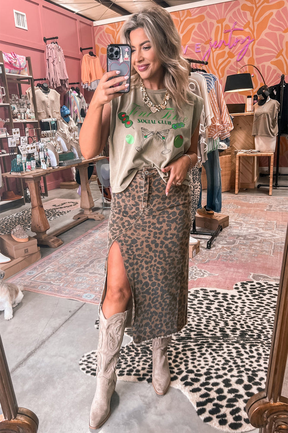 Jupe midi fendue en jean effilochée à motif léopard marron