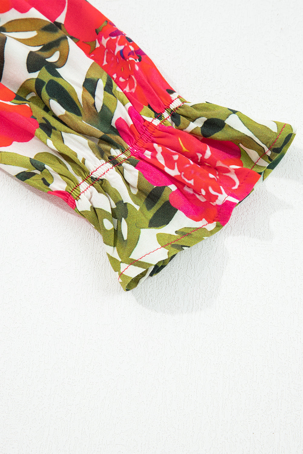 Blusa con cuello en V, mangas con volantes y estampado floral rojo