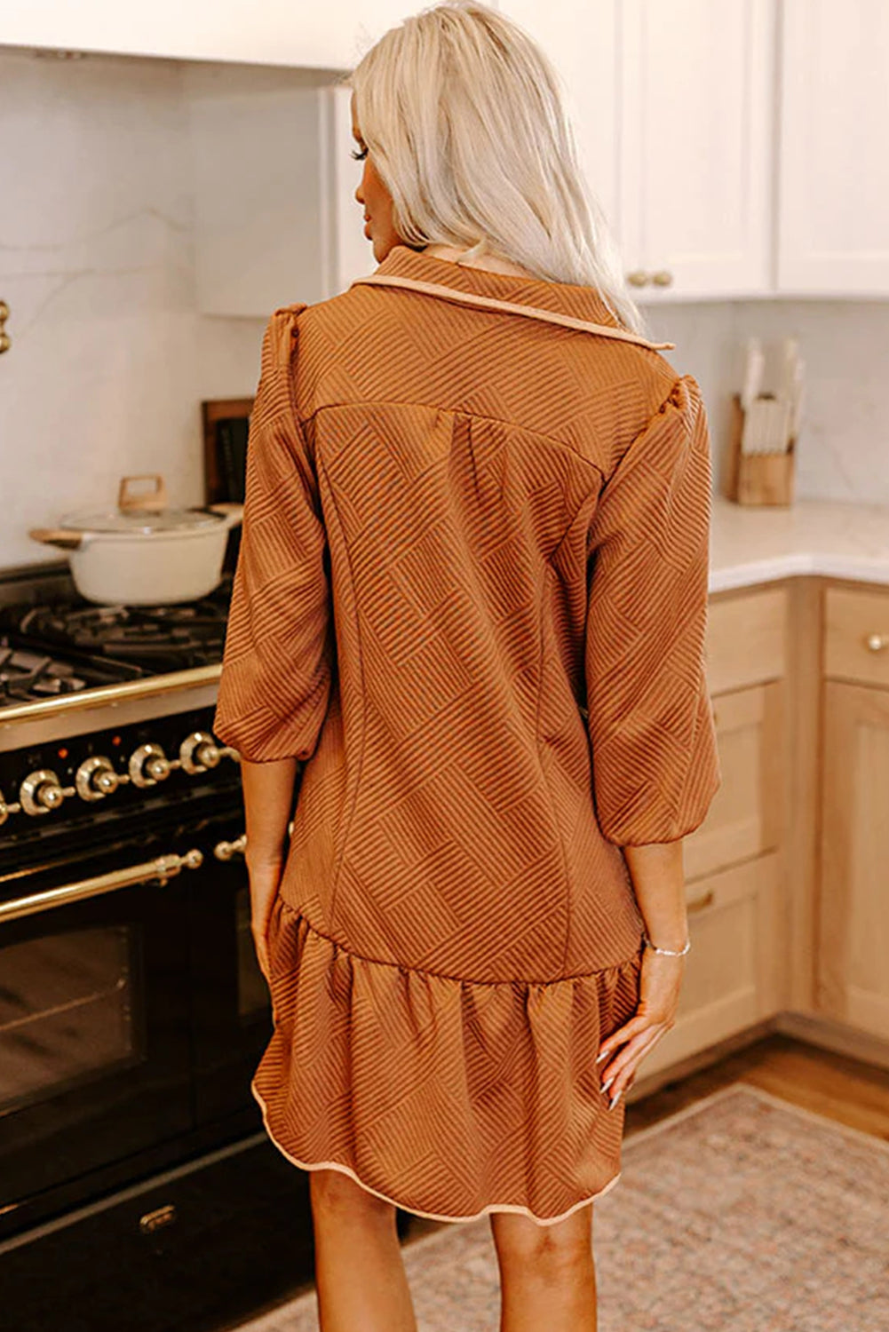 Minivestido texturizado con mangas abullonadas, cuello con cremallera y cuarto de cremallera en color dorado desierto