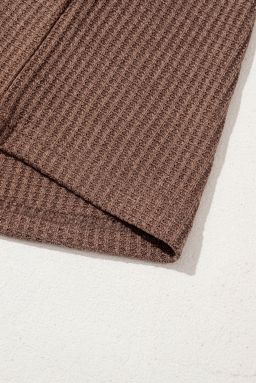 Blusa con diseño de gofres y parches con mangas florales y volantes color café