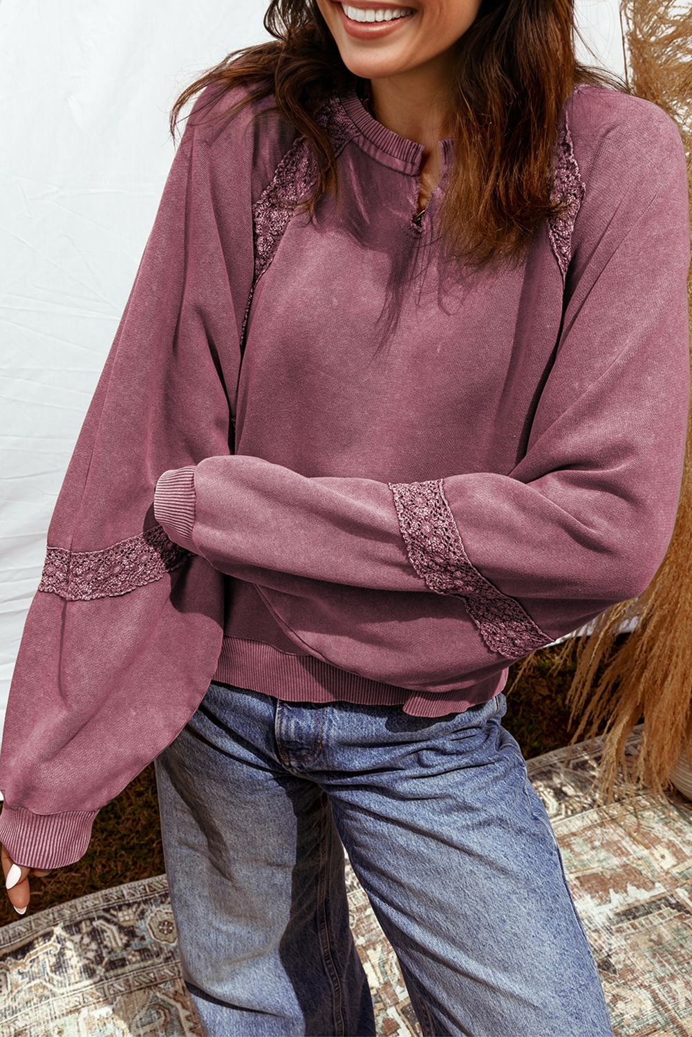 Sudadera holgada con lavado mineral, cuello con muescas y apliques de encaje rojo rosa