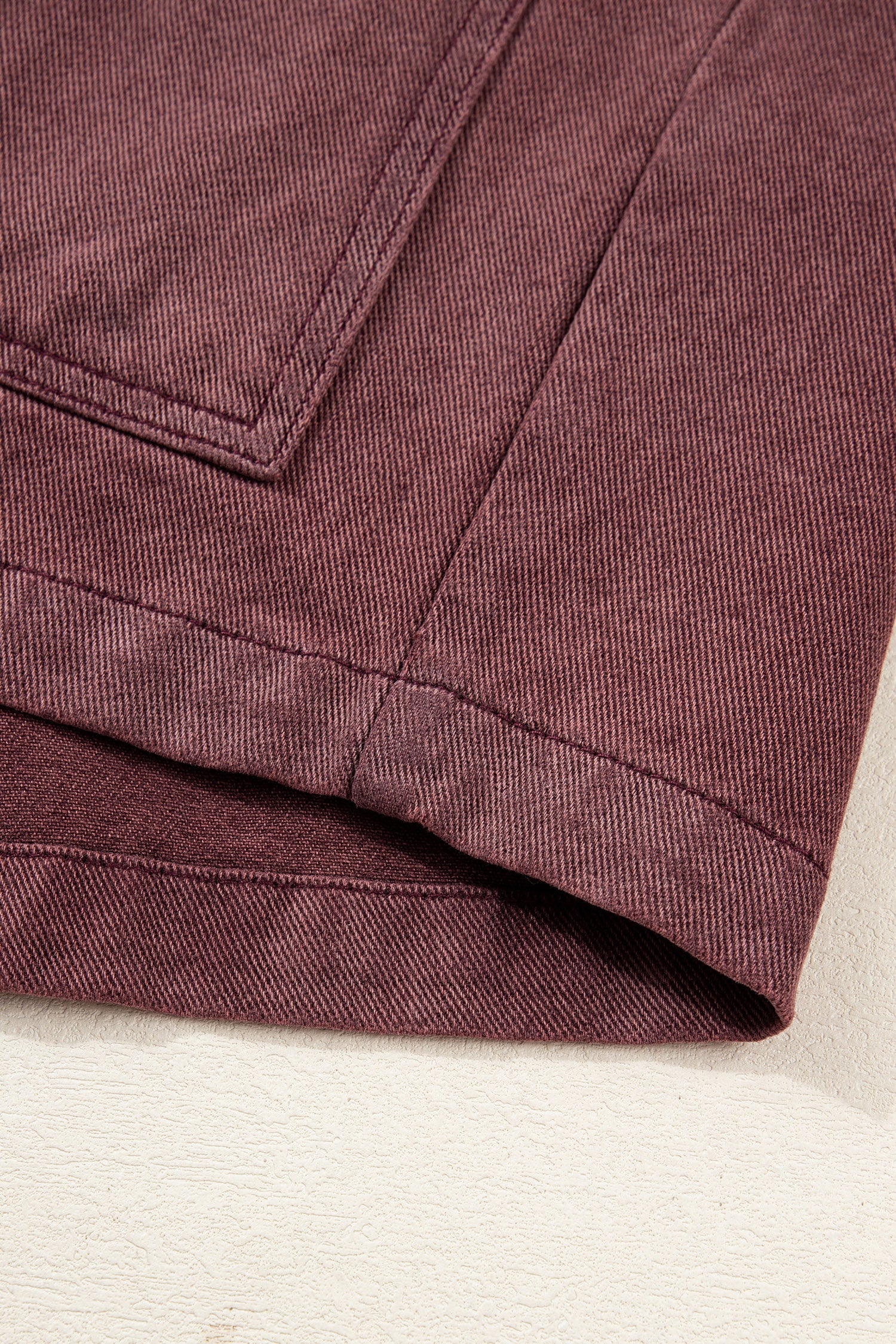 Veste en jean à col en velours côtelé couleur café et fermeture éclair sur le devant