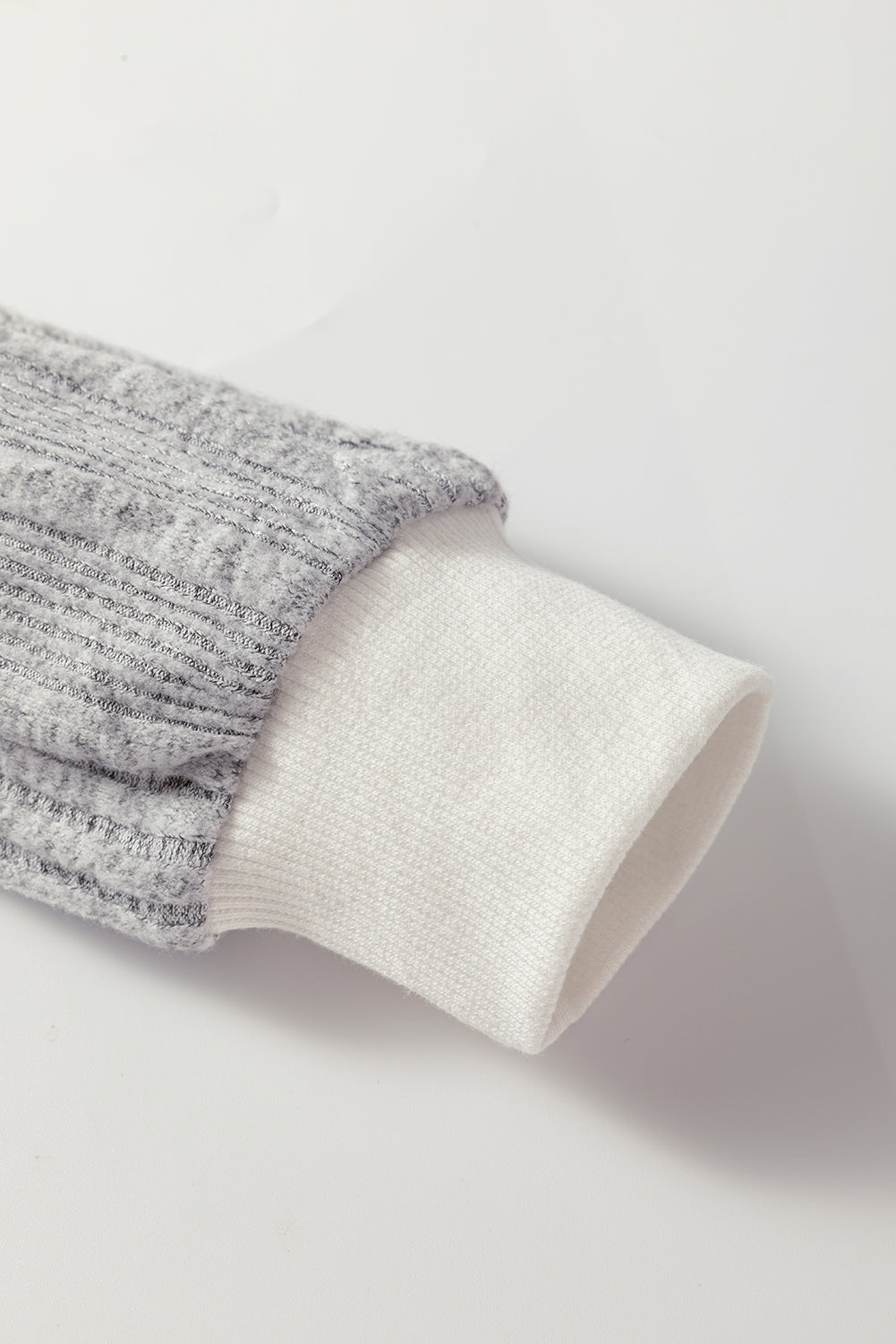 Haut à manches longues et col rond à bordure contrastée et texture côtelée grise