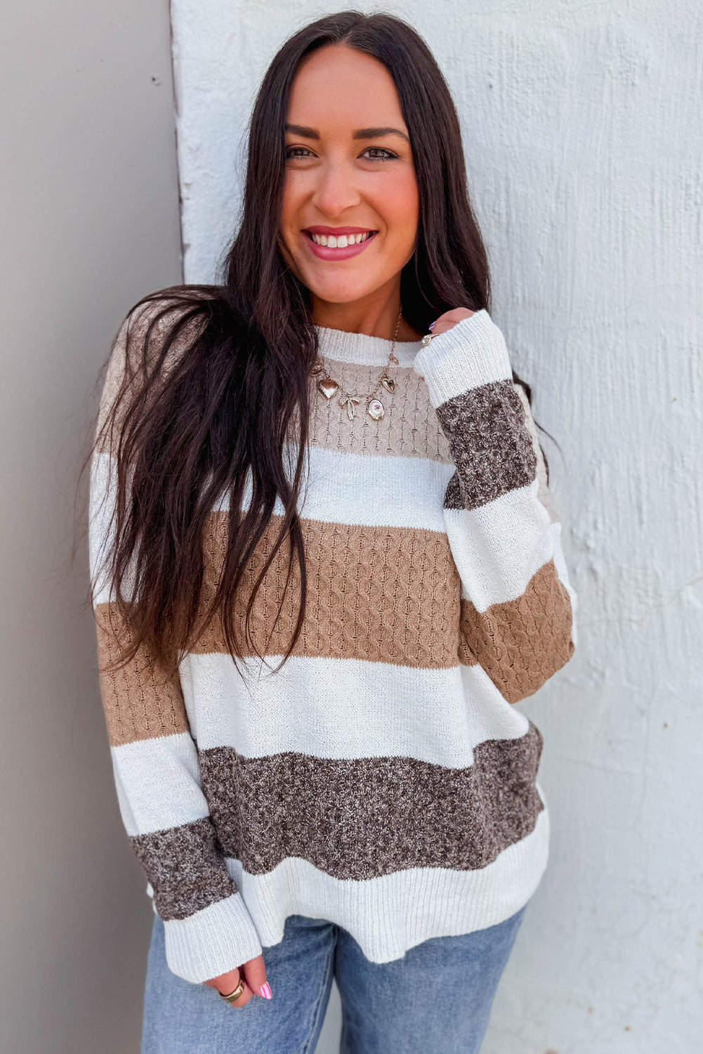 Suéter holgado marrón de punto con textura mixta a rayas y bloques de color