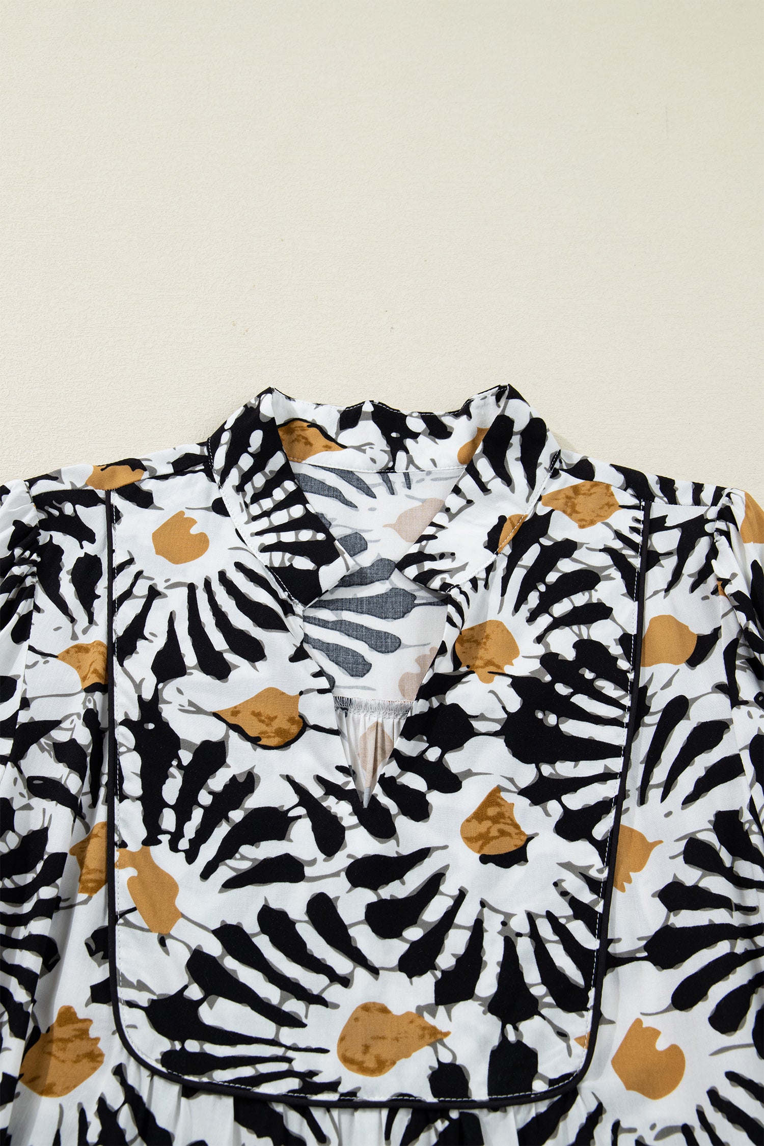 Robe longue noire à imprimé floral abstrait, fendue en V et à manches