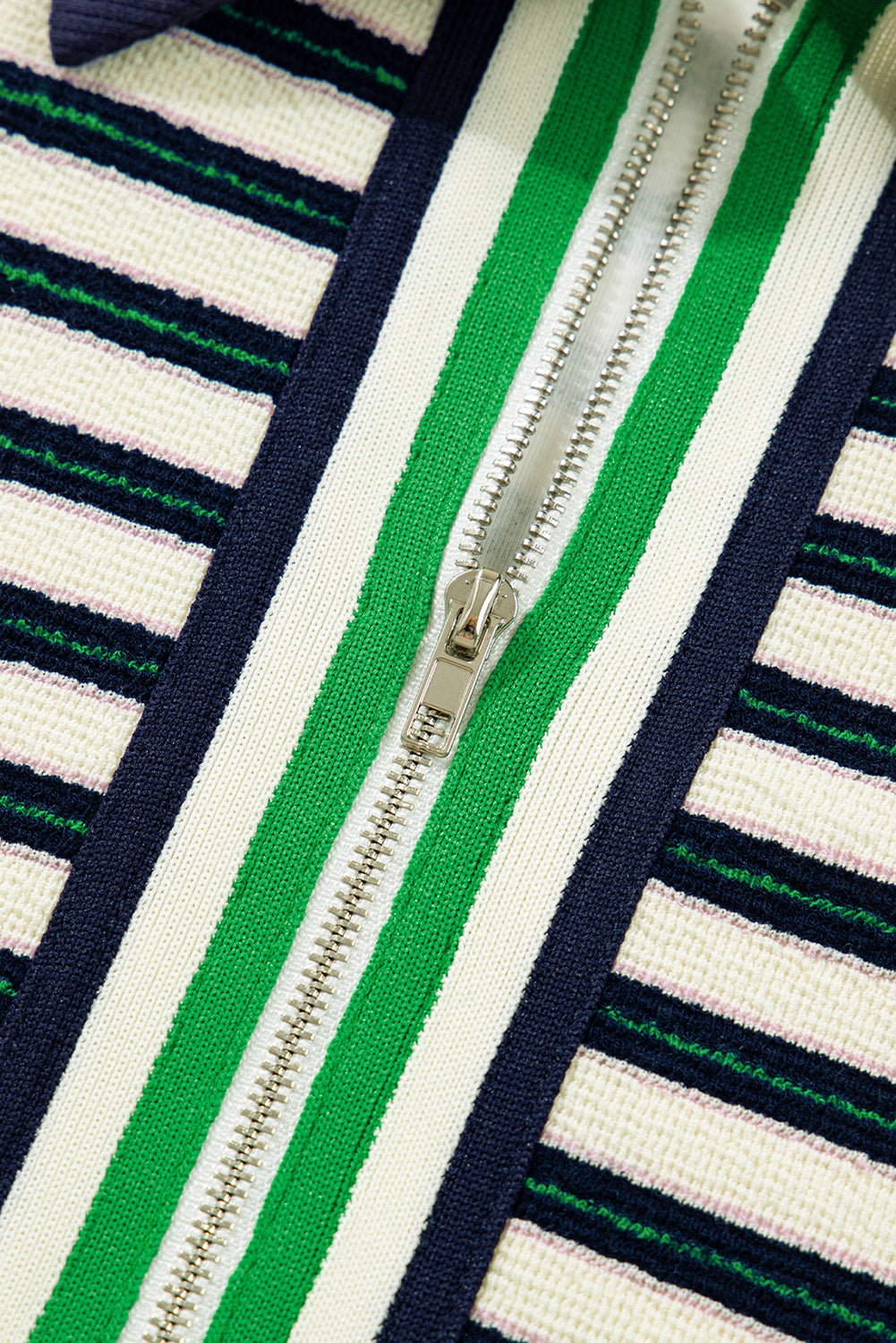 Top de manga larga a rayas con cuello en V y cremallera de color azul marino