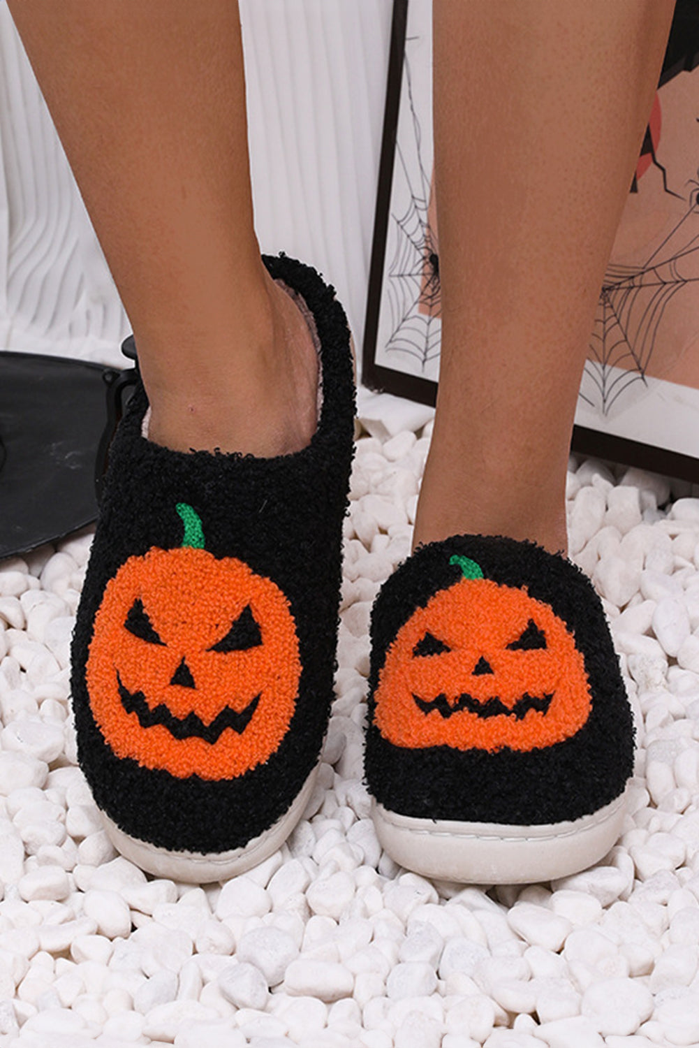 Pantuflas de felpa con estampado de calabaza de Halloween negras
