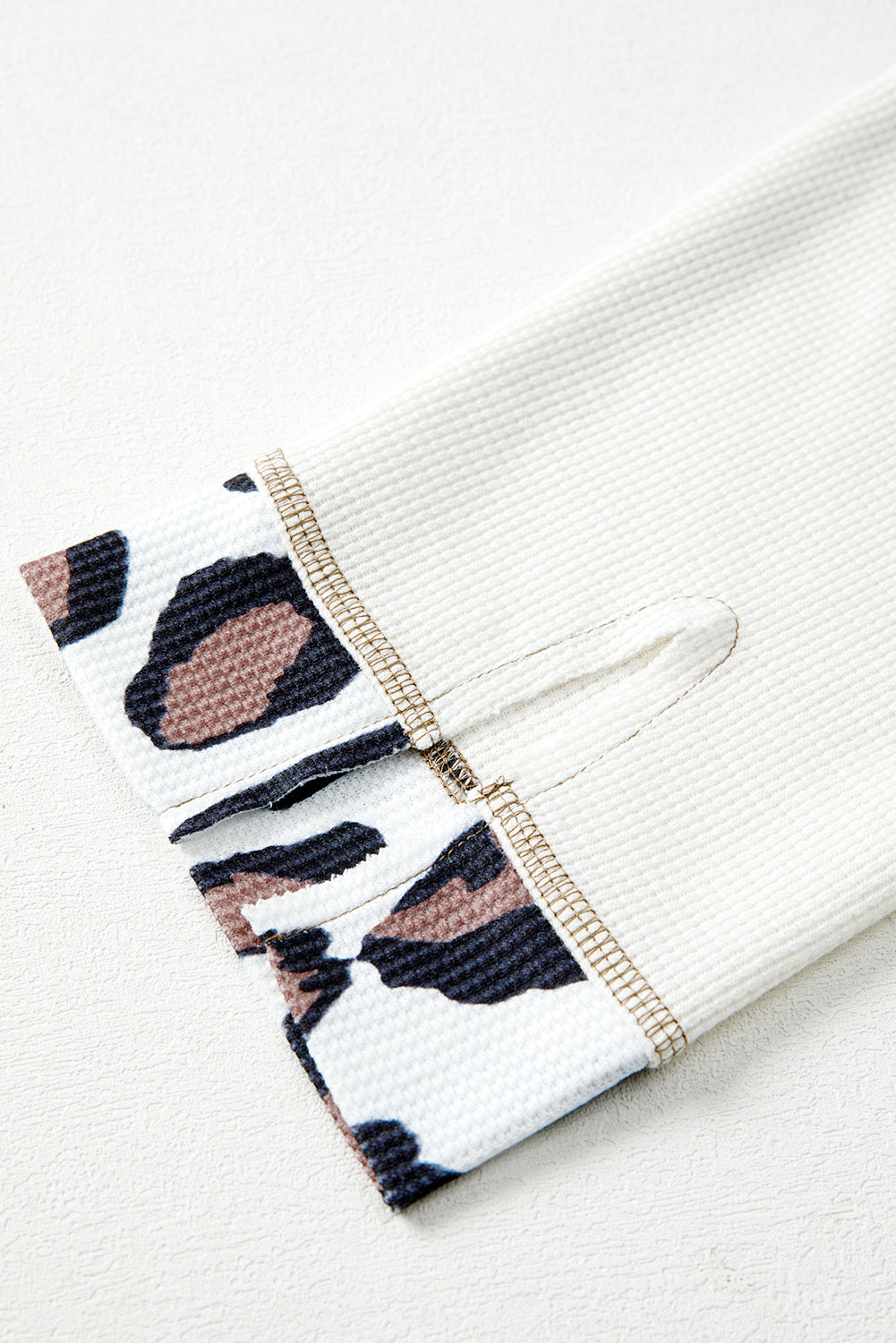 Sudadera con capucha y hombros caídos con cremallera y patchwork de textura mixta de leopardo albaricoque