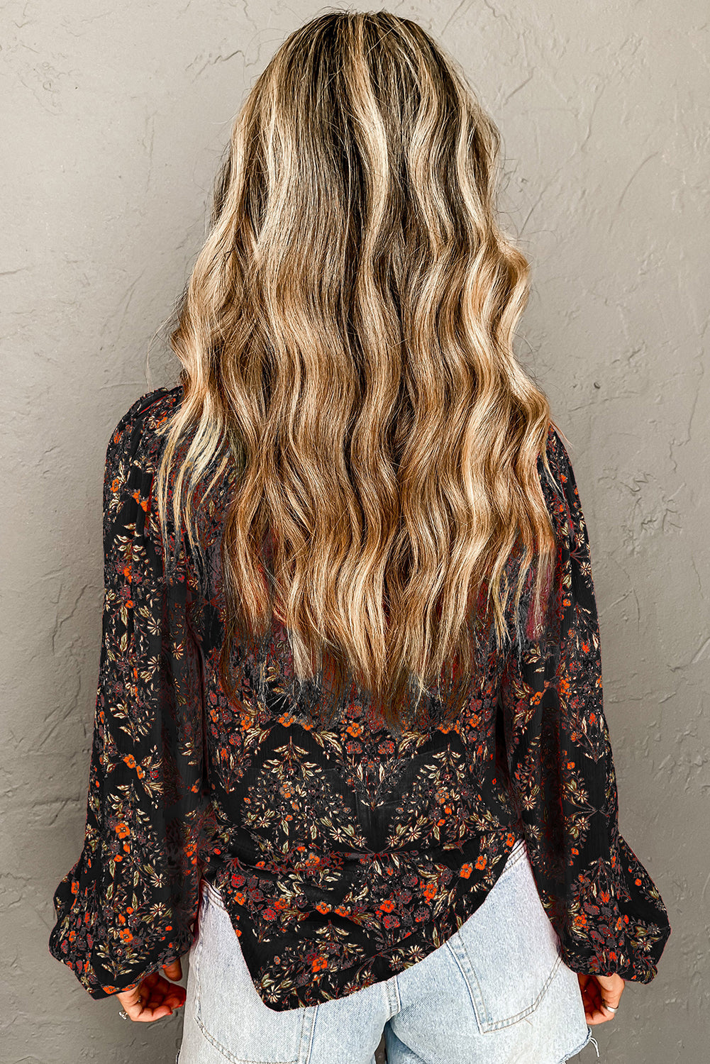 Chemise noire à imprimé floral et manches bouffantes boutonnées