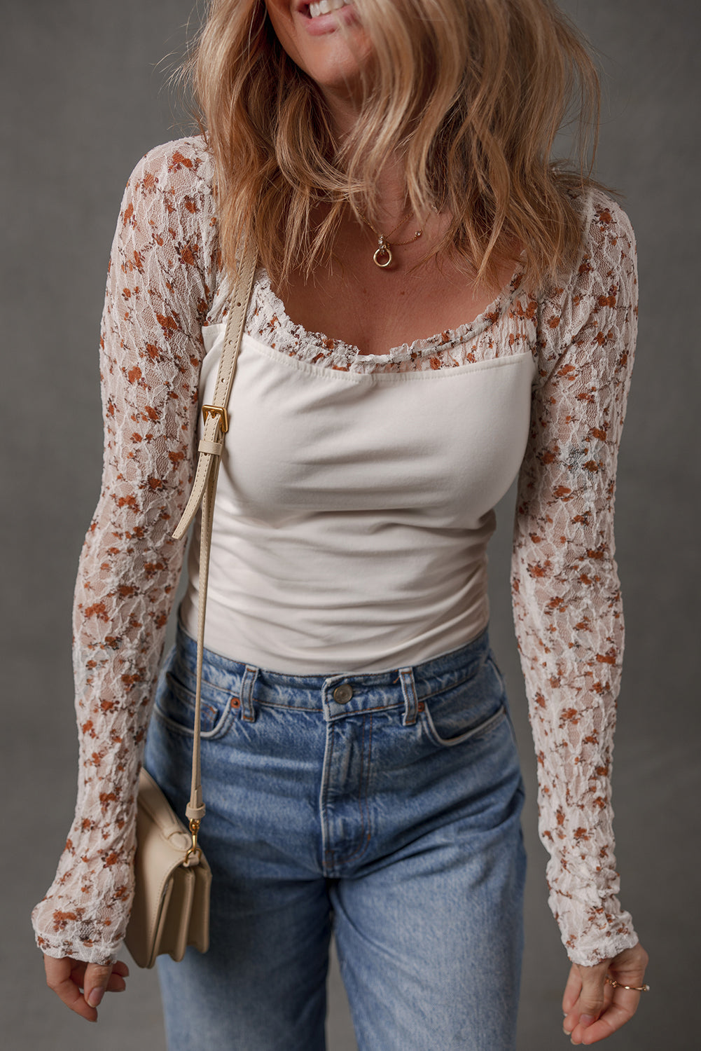 Haut à manches longues et col carré en dentelle florale blanche patchwork