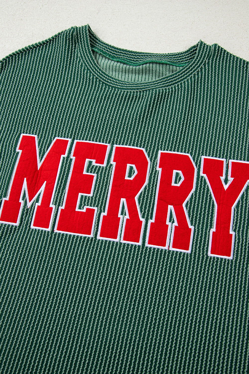 Haut à manches longues ample en maille côtelée rouge vif avec motif « Joyeuses lettres »