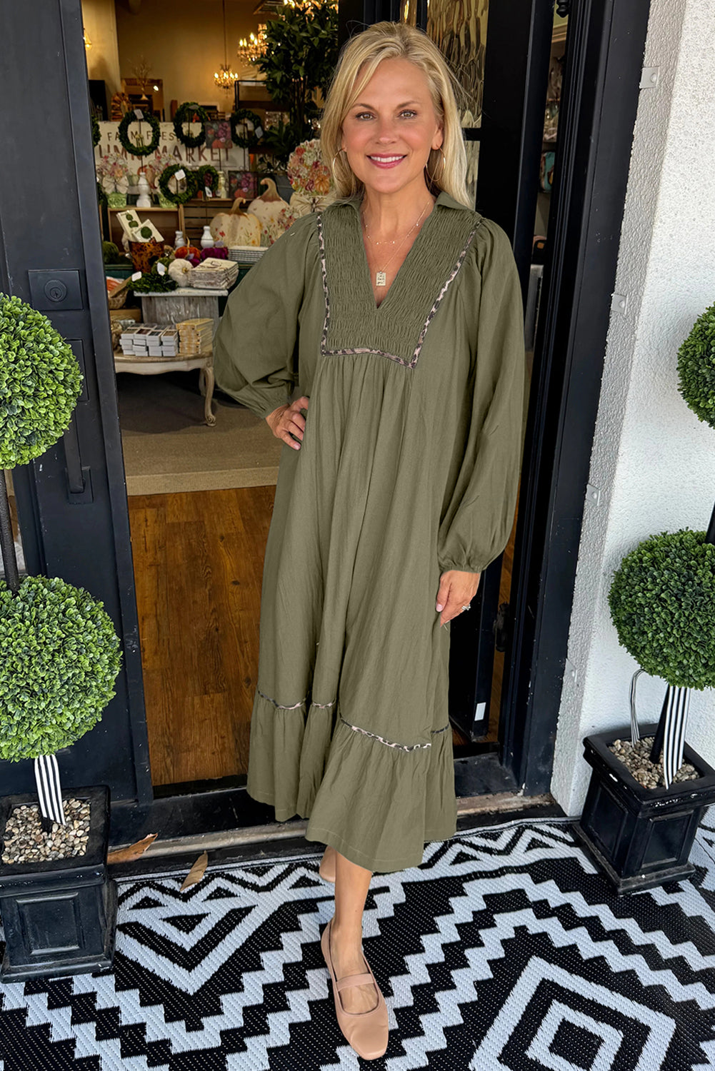 Vestido largo verde con cuello en V, detalle fruncido y ribete de leopardo en contraste